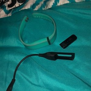 gently used fitbit! comes with charger & bracelet